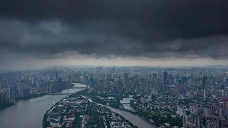 广州暴雨广州这暴雨真是“任性”啊！3月30日强雷雨云团覆盖广州大部，多区发布冰