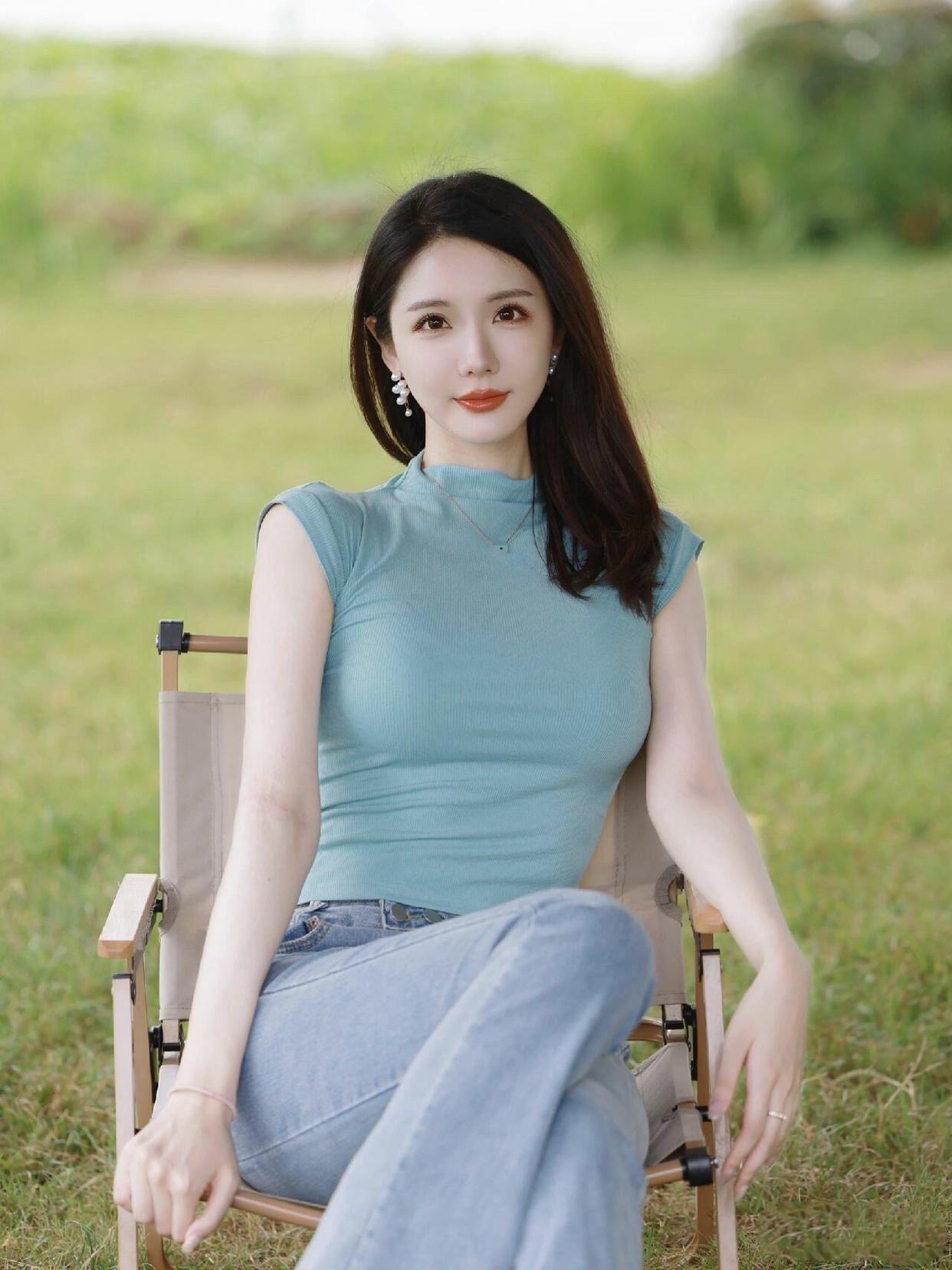 美图欣赏，看图写诗，情感解读《郊野闲坐》七言绝句：暖阳轻洒草青青，