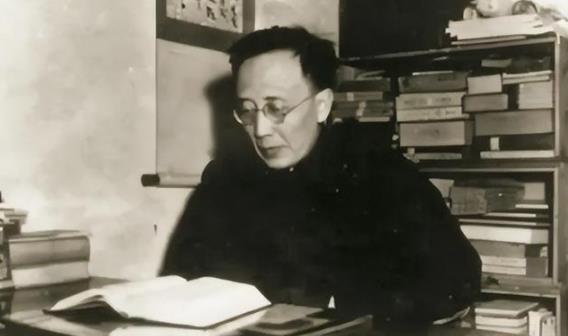 1912年洞房之夜，郭沫若见发妻太丑，拒绝同房。就在他转身要走时，发妻拉住他苦苦