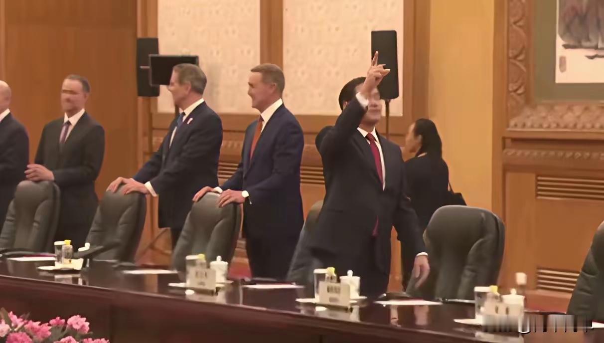 鲁比奥被震撼了，全然一个乡巴佬首次来华、初入人民大会堂，鲁比奥走进二层东侧的