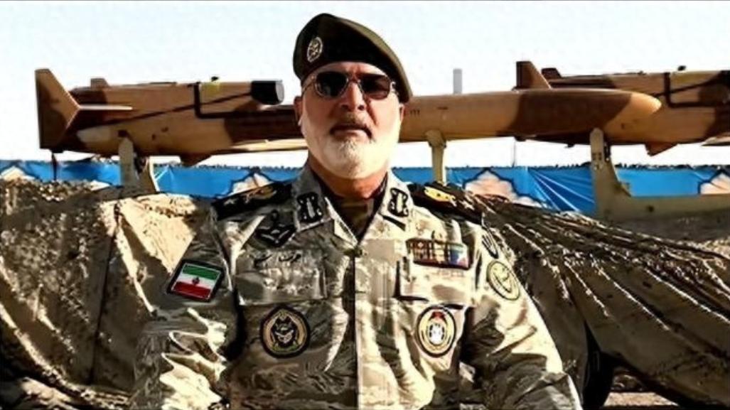 伊朗硬气，4月21日晚，伊朗首都德黑兰卡德尔广场，一枚“卡德尔”中程弹道导弹赫然