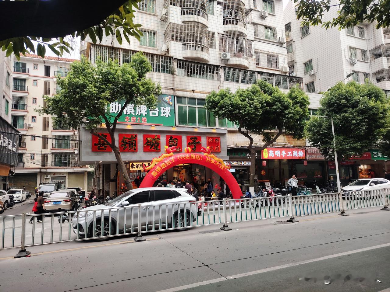 这家东北连锁包子店，彻底征服了不爱吃面食的广东人，开店排队状况，第一次见那么火爆