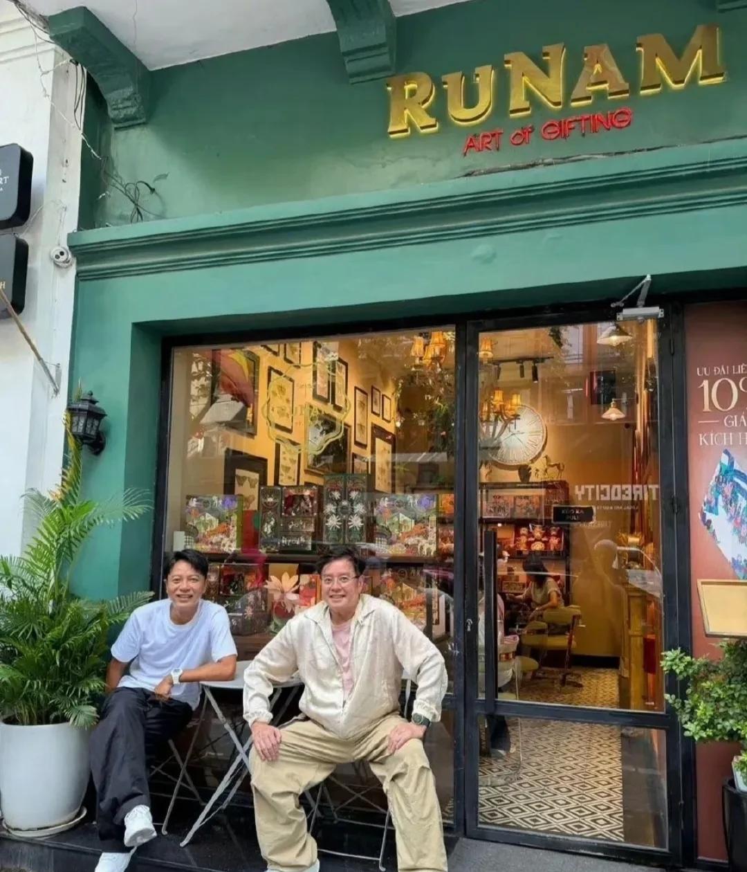 “左麟右李”合体组团出游了！谭咏麟、李克勤和邱子杰等一帮朋友，现身越南度假。与