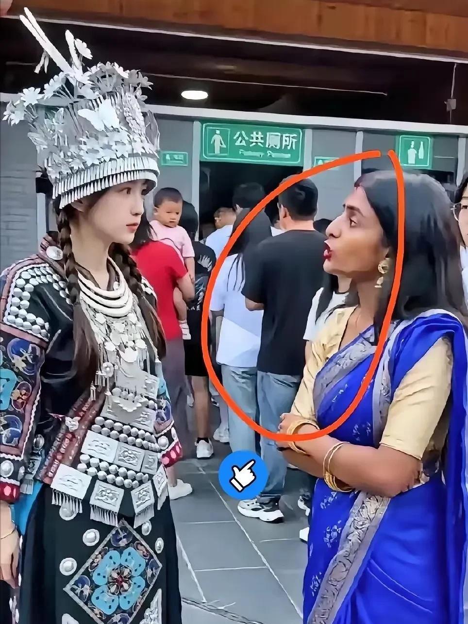 太傲慢！印度女游客景区插队，还声称本国不用排队，惹全网怒斥贵州景区公厕排起