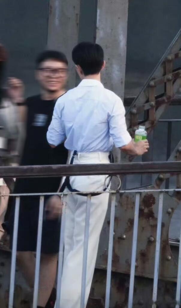 这个垂下来的裤子背带，哇性感🤩肖战​​​