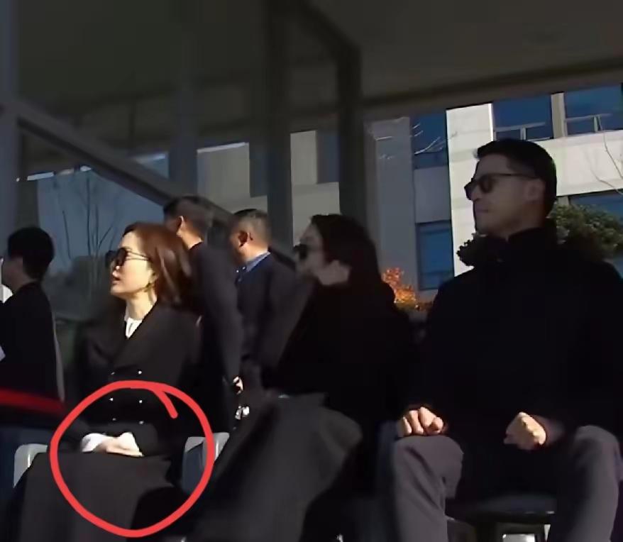 前太子妃林世玲，是真的刚！为何？丝毫没有给前夫家面子！在儿子结业典礼上，对前