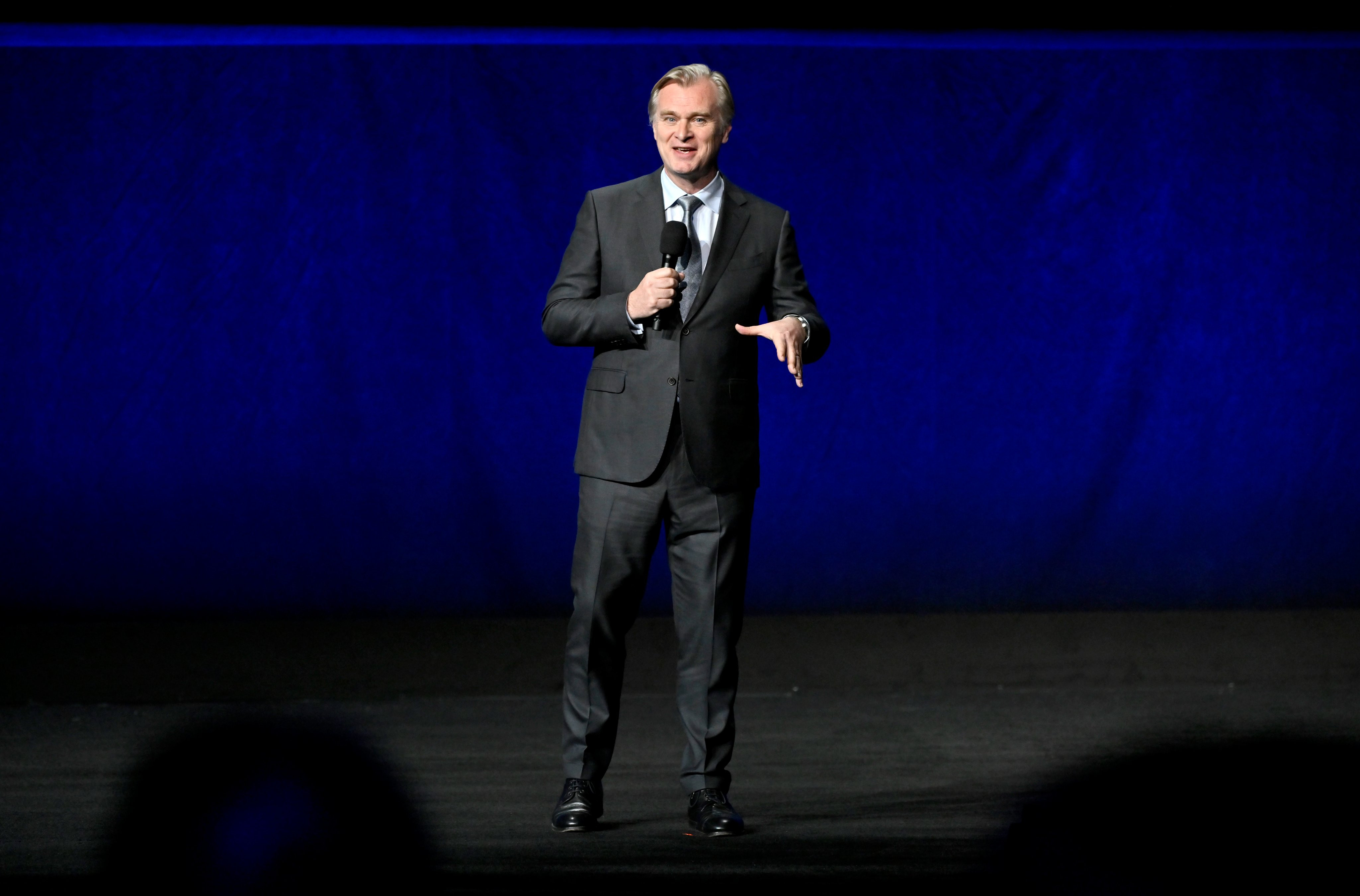 TNABO克里斯托弗·诺兰在CinemaCon推介会上介绍新片《奥德赛》：-