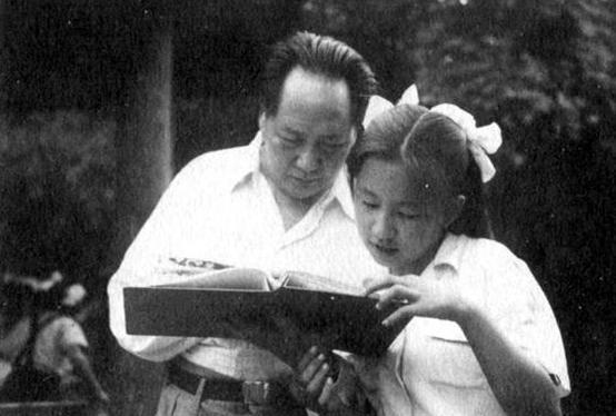 1949年，毛主席之女李讷在音乐课上勇敢指出教材中的错误，此举引起了老师的愤怒，