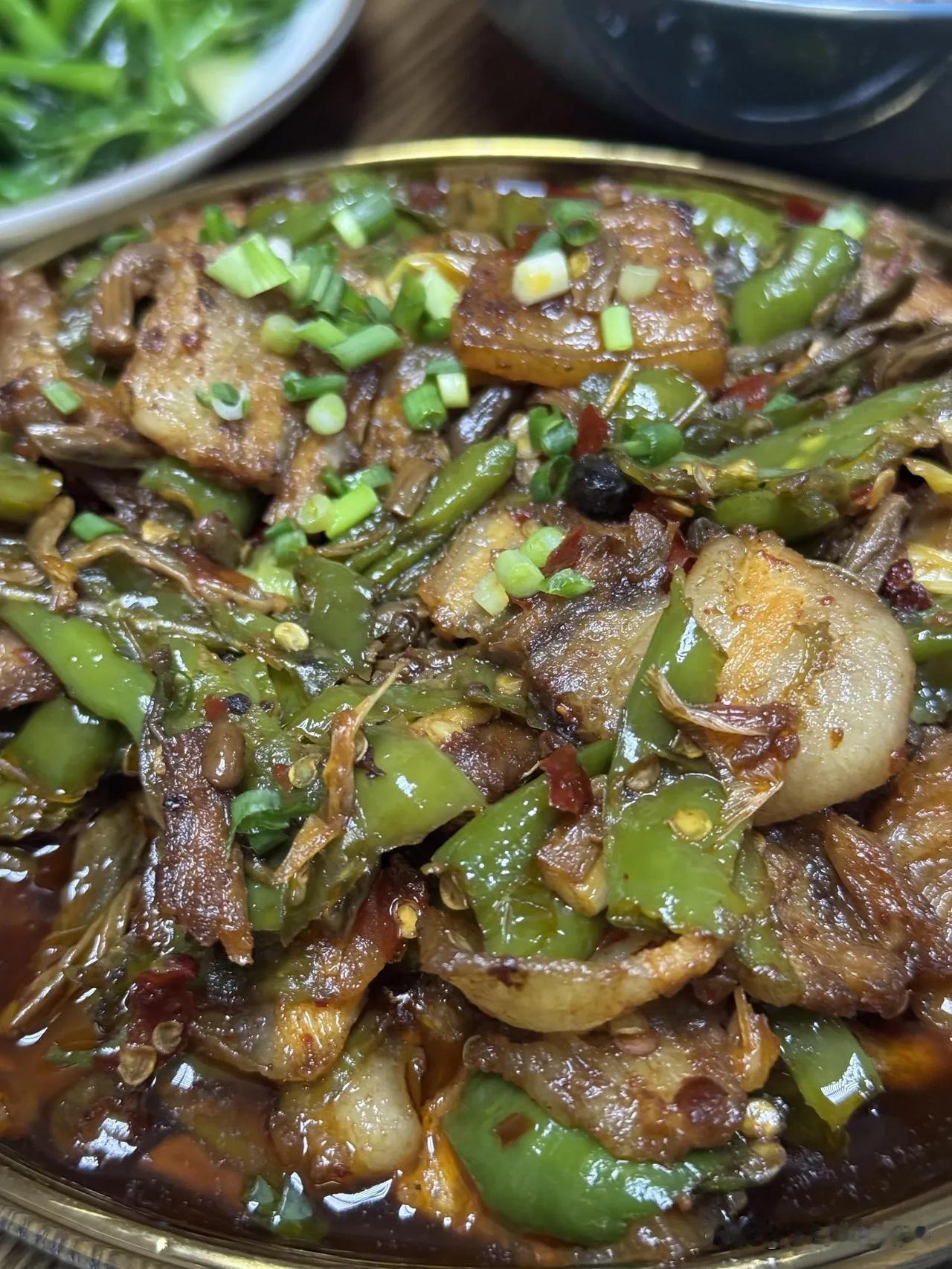 爸妈来做饭后，再也不用考虑每天吃啥了。以前的工作日天天外卖或者在外面吃，爸妈退休