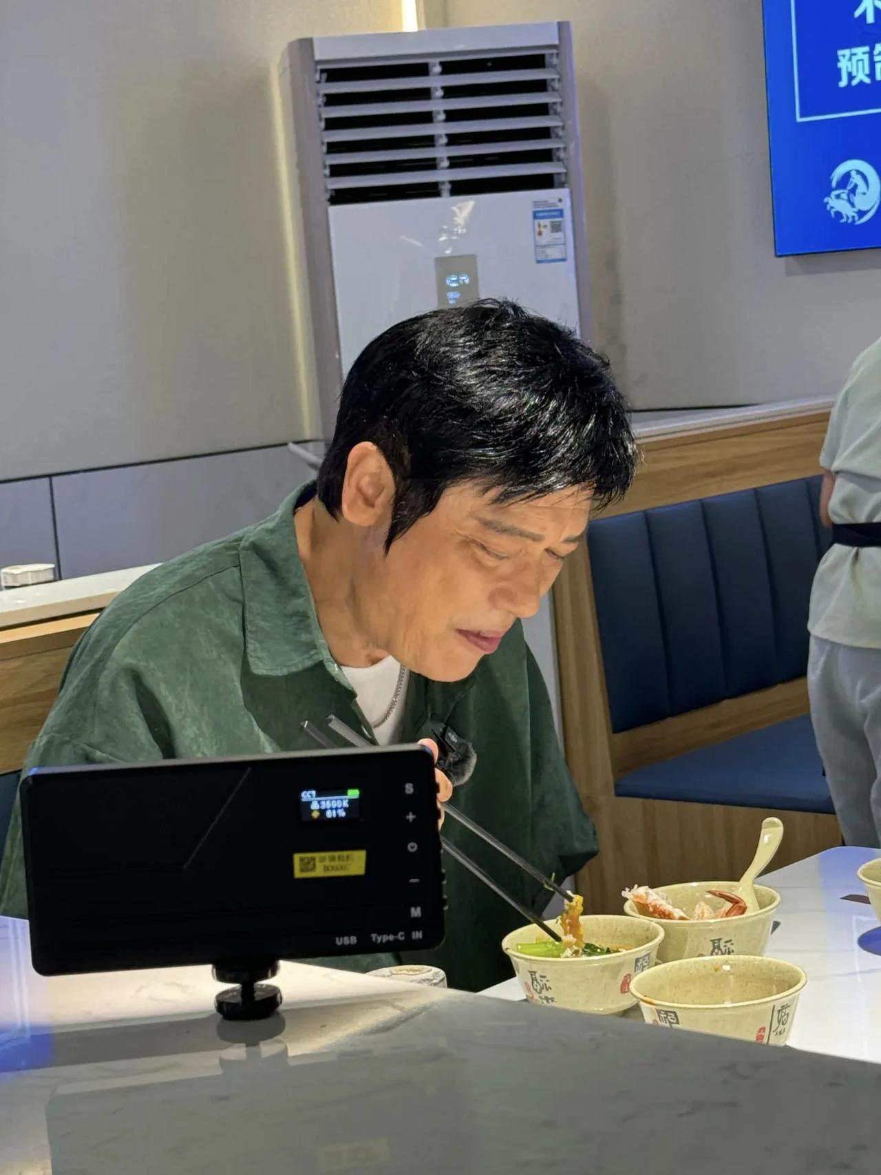 62岁罗嘉良在宁波一家餐馆吃海鲜面，他看起来苍老了好多，可能是长胖了，脸部皮肉松