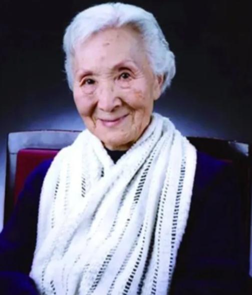 2007年，钱学森96岁大寿，高朋满座。病房里的祝寿宴本该是暖意融融的场面，