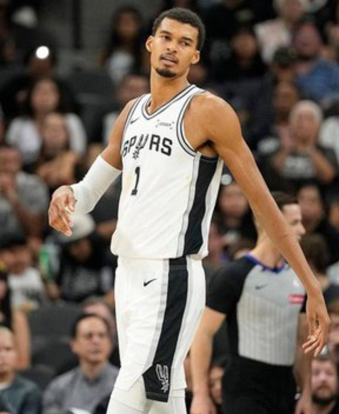 这两堂课对文班亚马来说价值连城。格林给他展示了NBA顶级防守是什么样子：它不是简