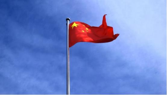 新加坡联合早报1月21日报道：“中国副总理何立峰星期二（1月20日）在瑞士达沃斯