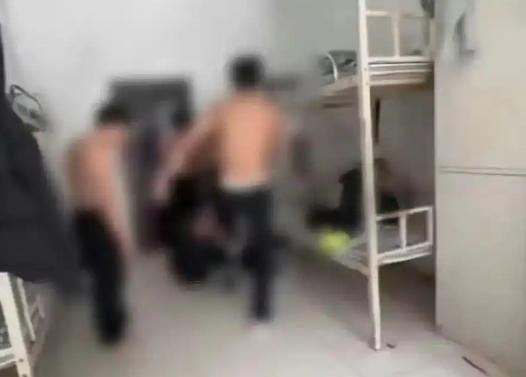 “害人终害己！”内蒙古一名16岁男生，在厕所被8名同学围殴。情急之下，