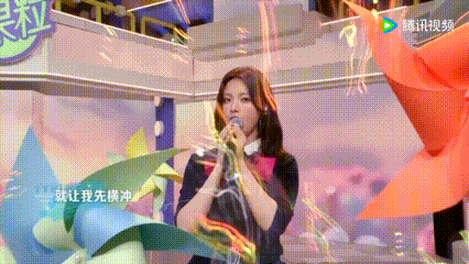 杨超越正在输入舞台首秀一见你就笑被杨超越的《正在输入》舞台美到失语！这元气满满