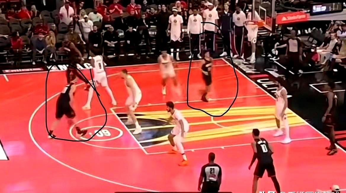 火箭教练乌杜卡在作死的路上越走越远。眼瞅着杜兰特跑出空位，最后那一攻却没给到他