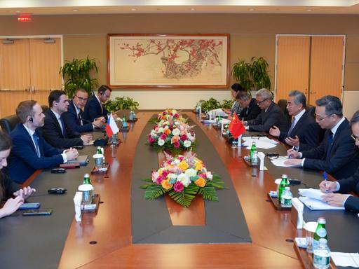 纽约这场关键会面中国和捷克谈妥了当地时间5月26日，中国外交部长王毅在主持联
