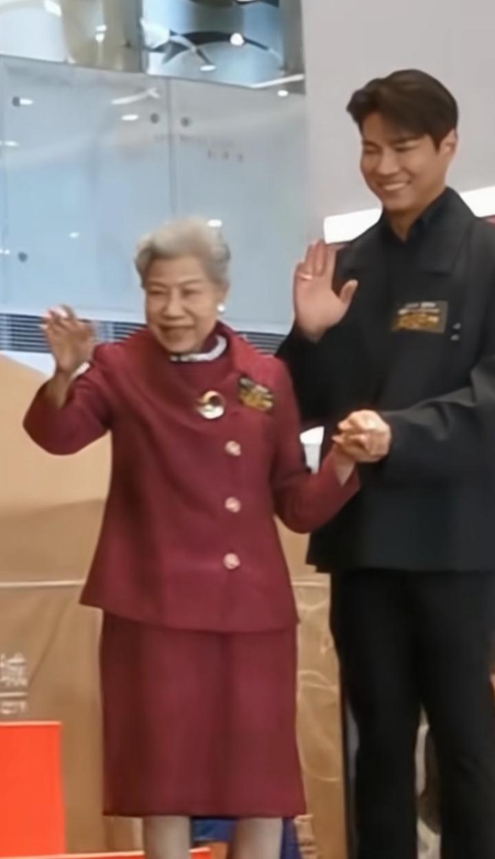 91岁的罗兰，气质真的刻在骨子里。银发整齐，衣着简单，往那一站就自带端庄气场，笑