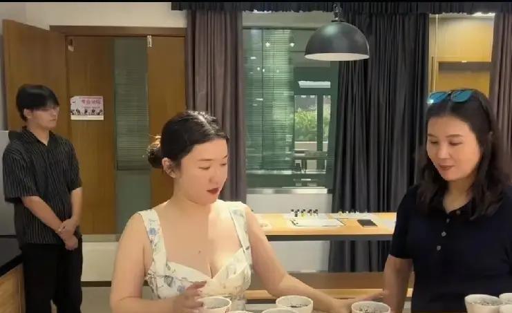 霍思燕随手晒了组姐姐度假照，宽松长裙配海风，脸没滤镜腰没修，结果评论区炸了。