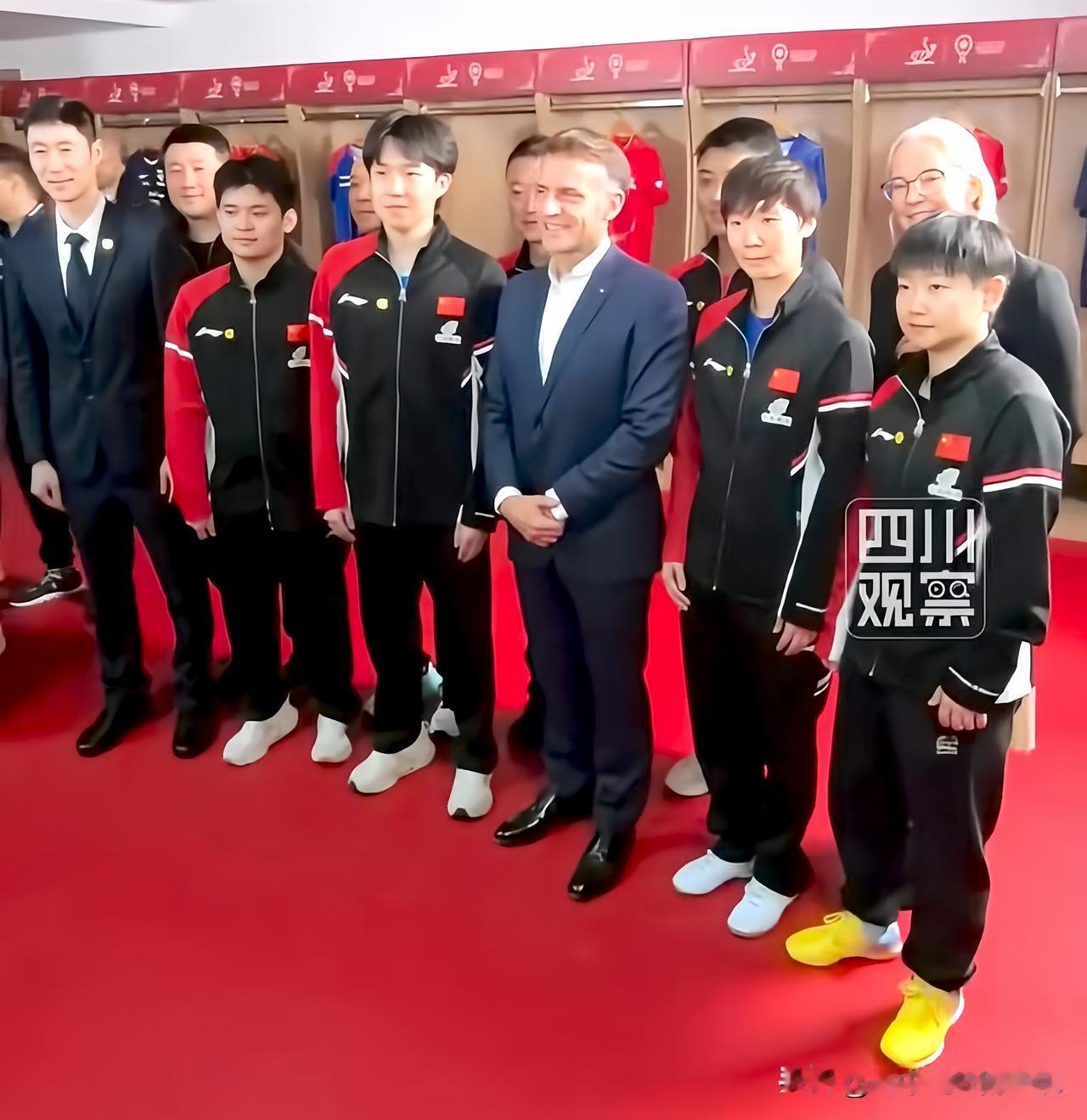 梦幻联动！马克龙点名孙颖莎打混双，王楚钦火速就位，友谊赛甜度超标。成都混