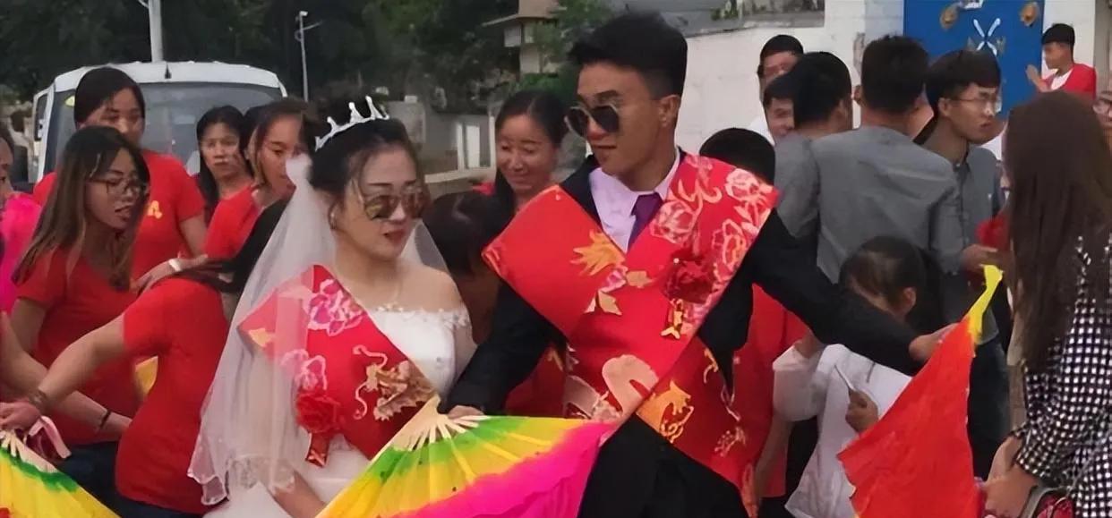 山西吕梁，22岁的男子迎娶心爱的姑娘，婚礼上，司仪高声喊：有请新郎的姐姐上台！谁
