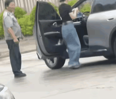 女子先动手，保安才动的手，女子之所以动手，是以为自己动手了保安也不敢动手，没想到