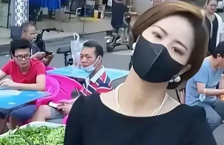 “炒粉姐”这事啊，就是个典型的网红餐饮，失败的案例。在东莞的时候，靠打扮和神秘感