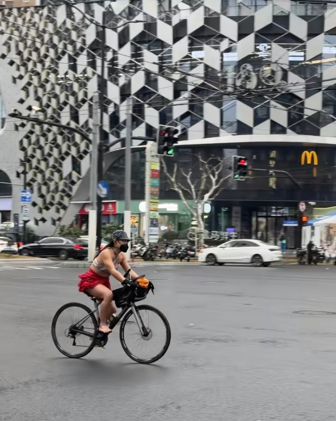 一震惊上海下雪天这样就出来了二震惊这是个男的