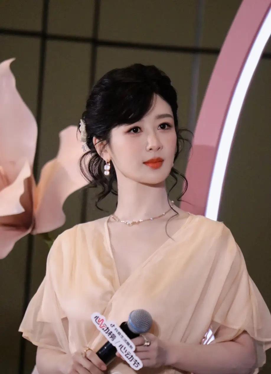 杨紫再次证明了多读书真的有用不信你看她在北京线下活动的发言，她说她因为演戏成为