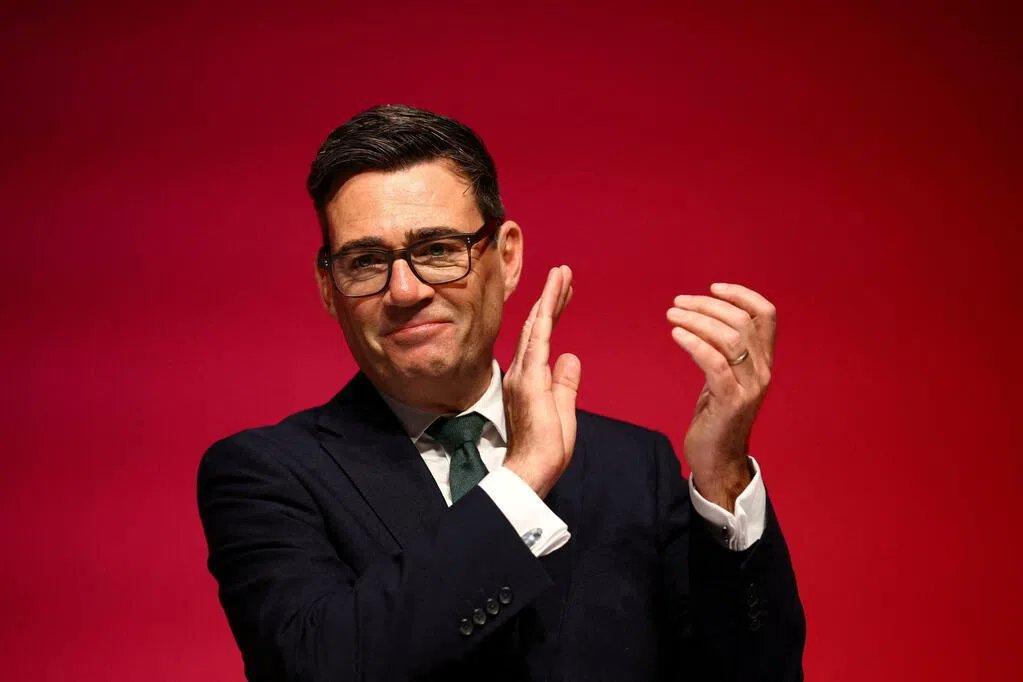 英国首相伯纳姆提出【重返欧盟】的想法。他说，脱欧导致英国陷入长达10年的低增长。