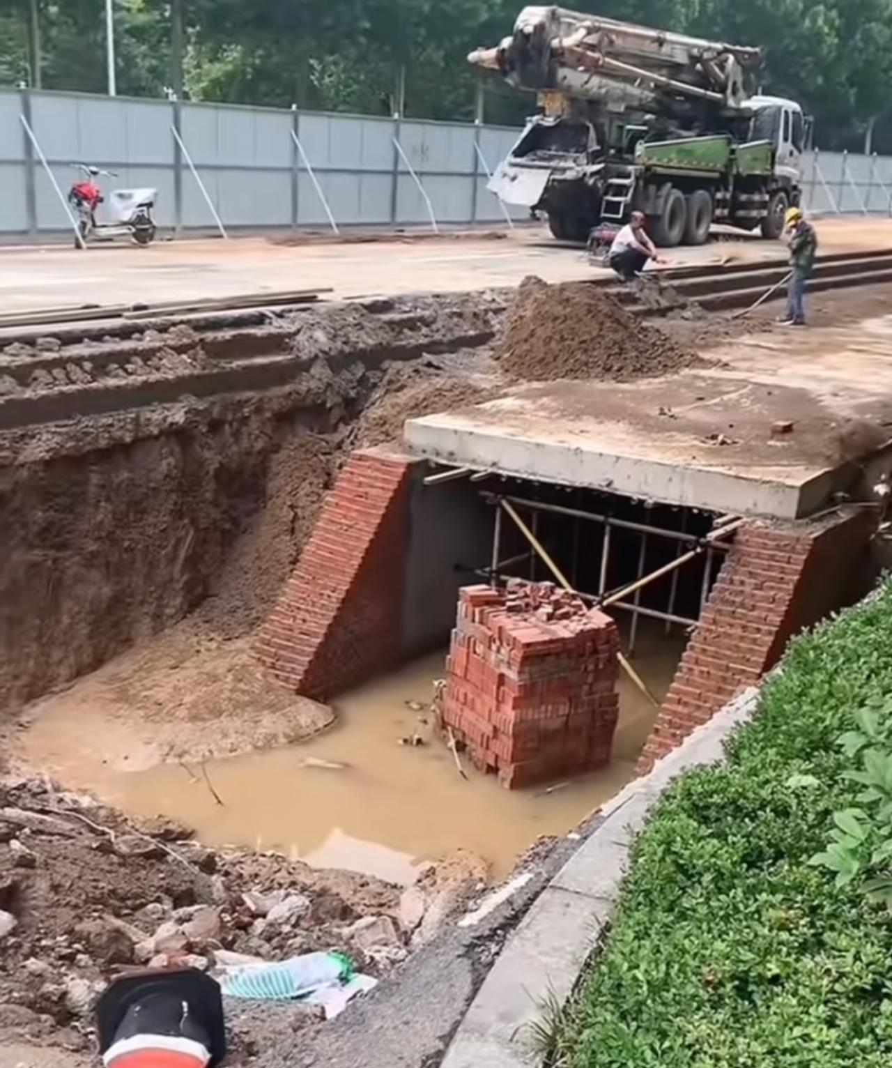 每年雨季城市道路积水严重，出行苦不堪言，学学淄博吧，百年规划，这才是良心工程