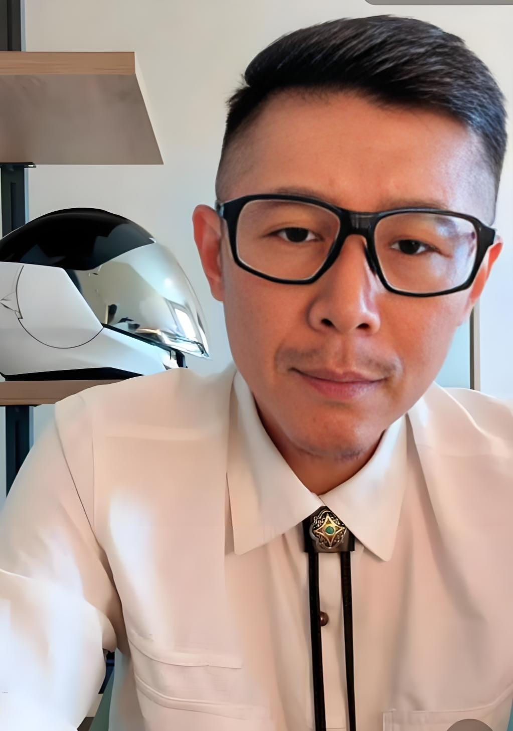 近期直播连麦过程中，男子每月收入五万，婚后悄悄每个月转给母亲四千元，这件事一直瞒