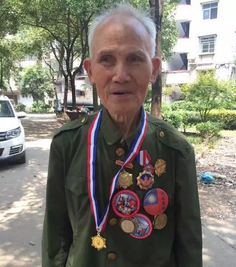 1945年5月，机枪手曾岳峰因伤掉队，没想到，他遇到100名日军正在吃饭！他立马