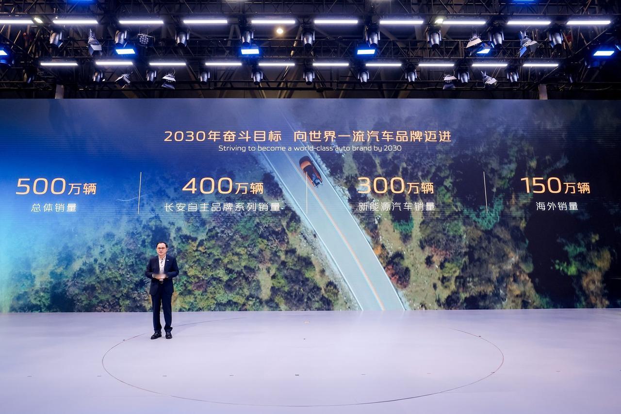 这届2025重庆车展上，论整活长安汽车绝对算是最强王者，竟然把研发中心的食堂搬进
