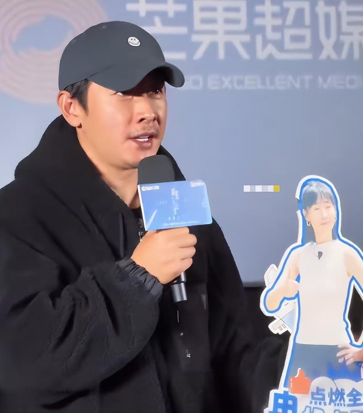 离婚风波后，罗晋首露面，脸色沧桑，身型变胖，眼中含水汽。罗晋这几年很少露面，也