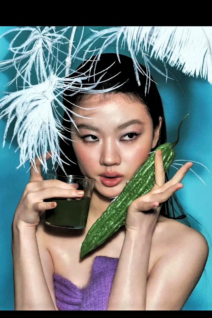 以前的清纯味全都不见了。给我看沉默了，单依纯这组新写真，明眼人都看得出来，单依