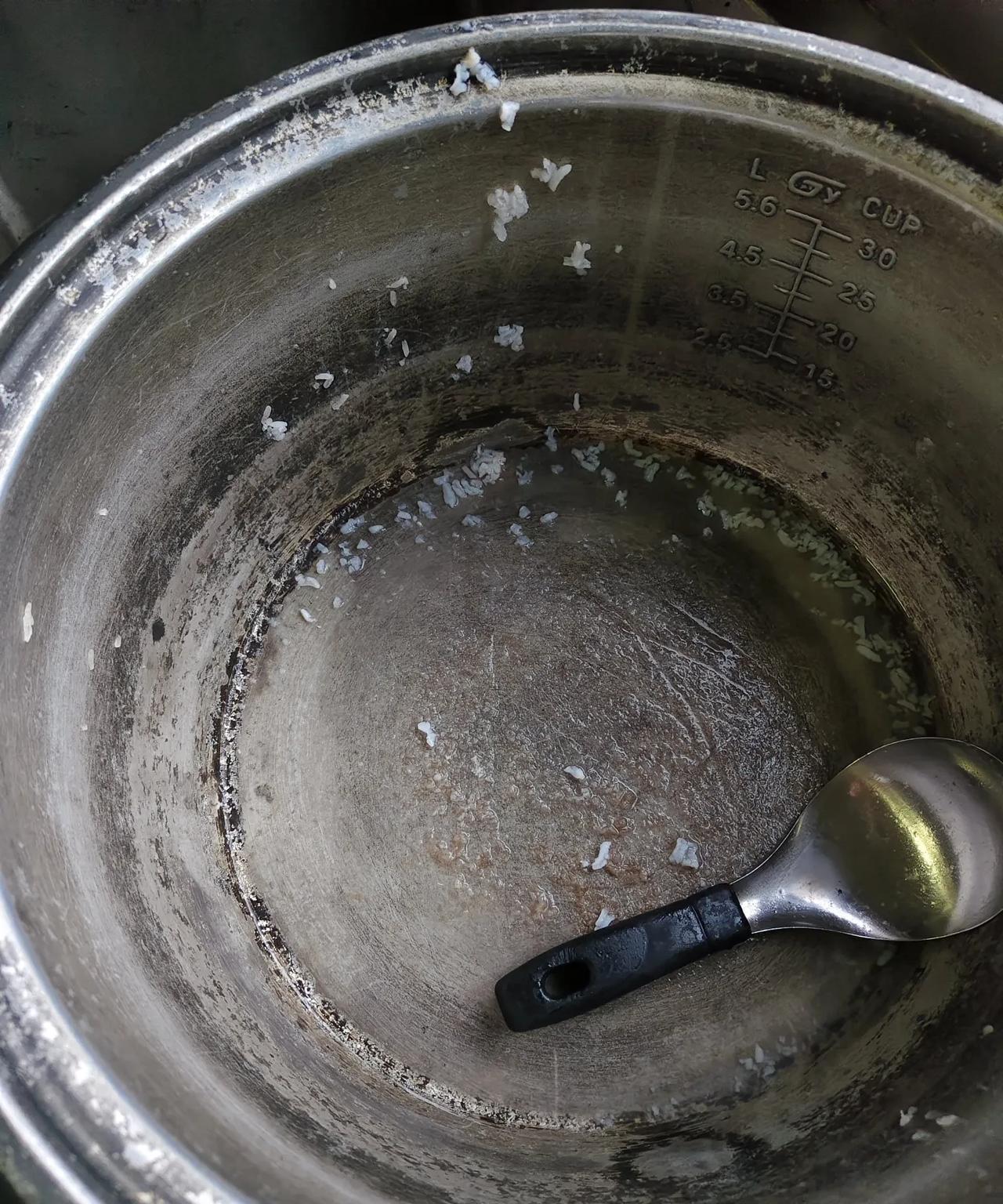 昨天晚上，六点多钟，老板来财务室叫老板娘出去吃饭，发现我也还在加班，让我一起去吃