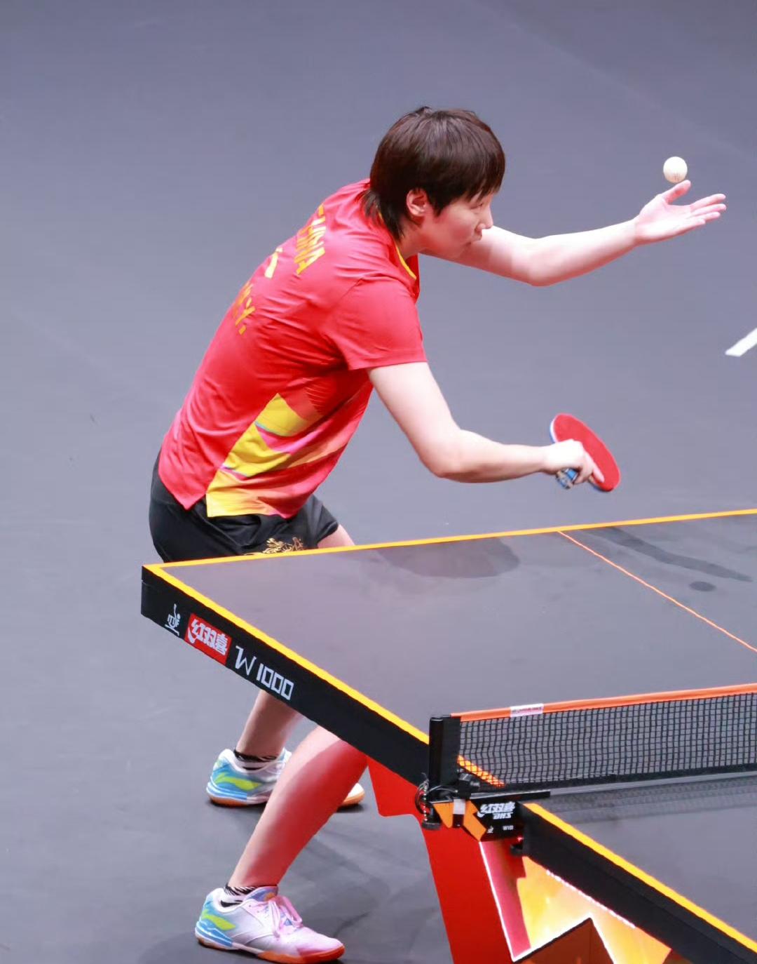WTT香港年终总决赛，王曼昱在女单首秀中对阵张本美和时又使出最近得分率很高的“反