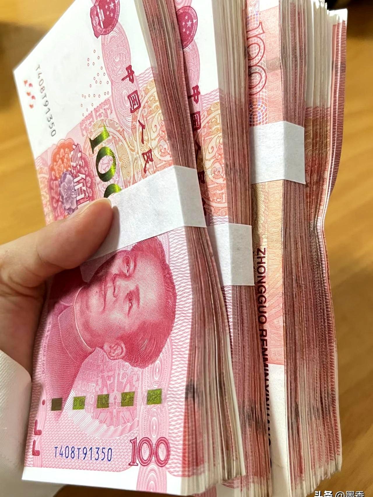 三叔提着茶叶来借6万，婆婆一句“钱准备好了”，我心头一紧。公公拽她小声说：那是