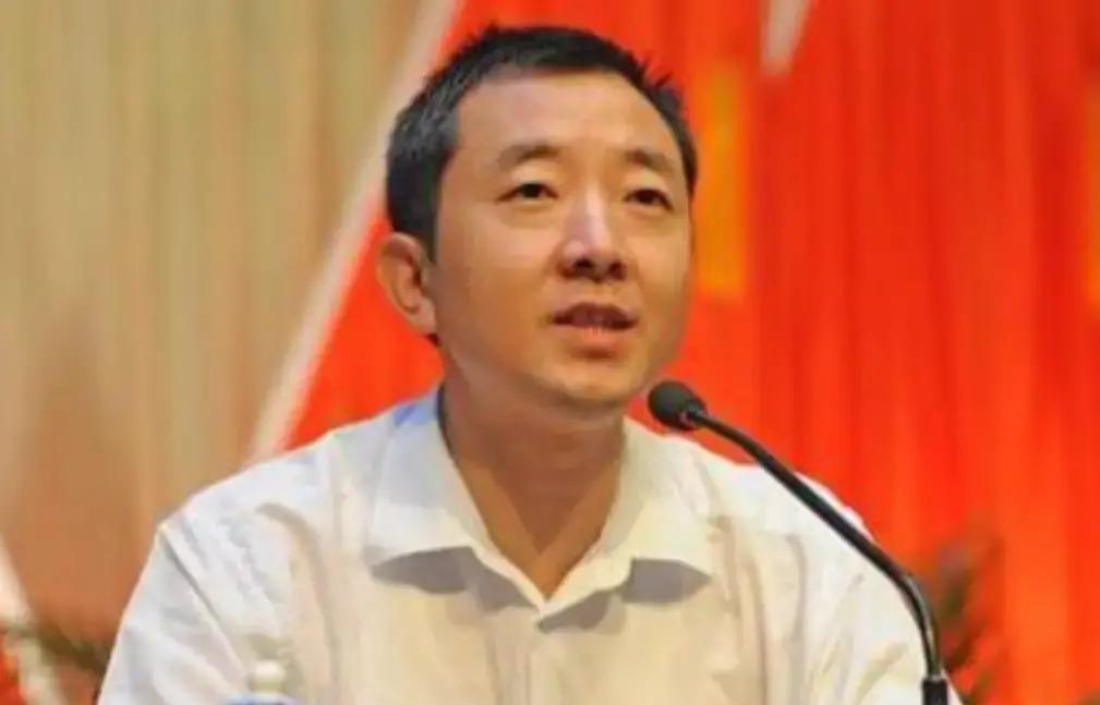 2015年8月，巴东县原县长刘冰被押上警车那天，陈行甲站在县政府门口，刘冰突然回