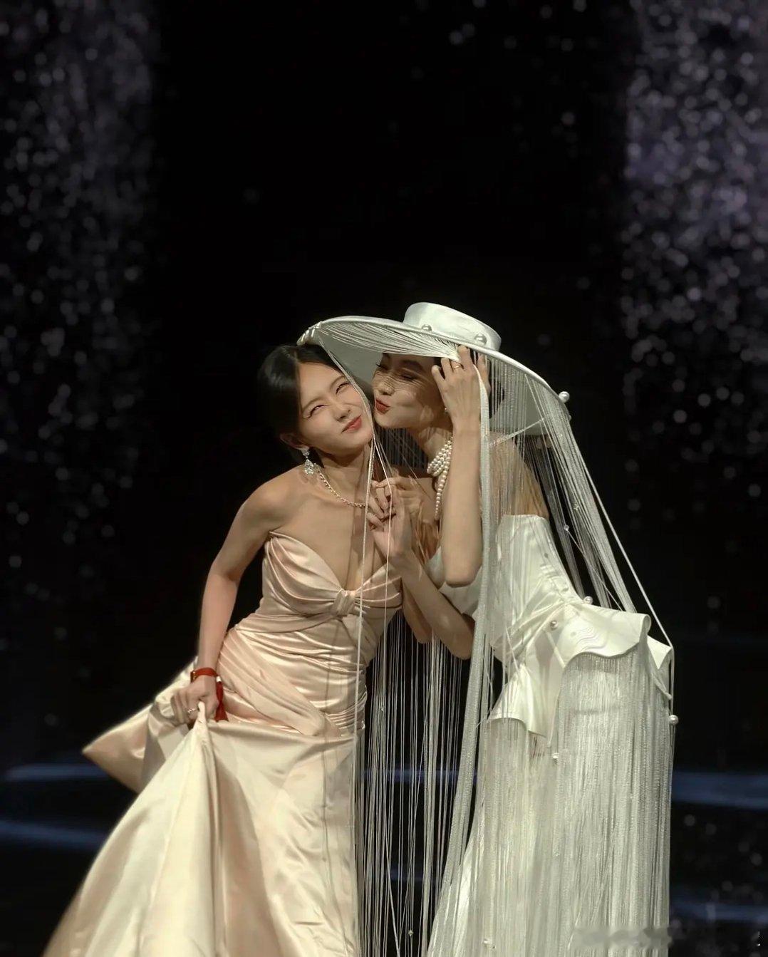 单看李一桐已经很漂亮了呀，为啥和张艺凡对比起来像是没涂粉底液