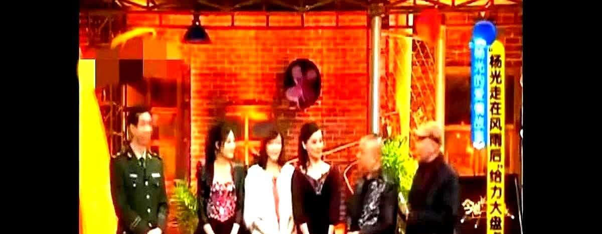 原来他们说的都是真的。当年杨老五带着杨光剧组上《今夜有戏》，郭德纲上来就
