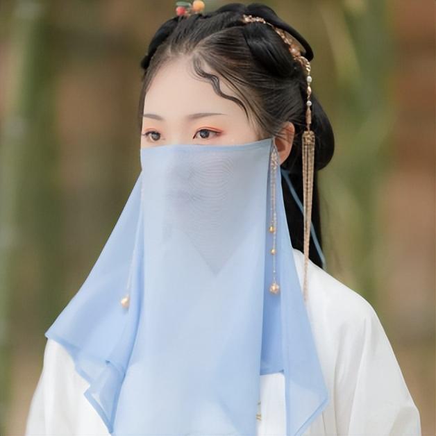 万历年间，有一男子娶了一房小妾，善妒的妻子主动送来胭脂水粉。几天过后，小妾的面目