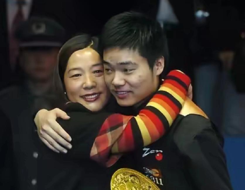 不知为何？今晨看见吴妈妈上台，陪儿子吴宜泽领奖，似乎看到了丁妈妈的身影；父母们，
