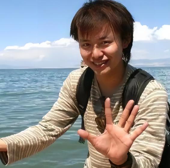 他因高考失利进入四川大学计算机系，却凭实力保送清华读博，还拿下了大陆学者首个IE