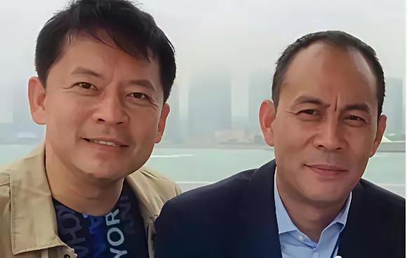 三十年前两个人像挖矿洞的三十年后可能升级转干了吧[捂脸哭]这逝去的青春啊！