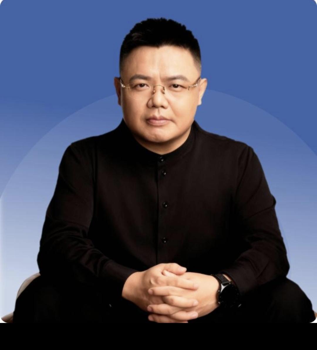 2014年白伟民公司倒闭，所有人纷纷离开，只有一个人留下不走。白伟民问她:“你为