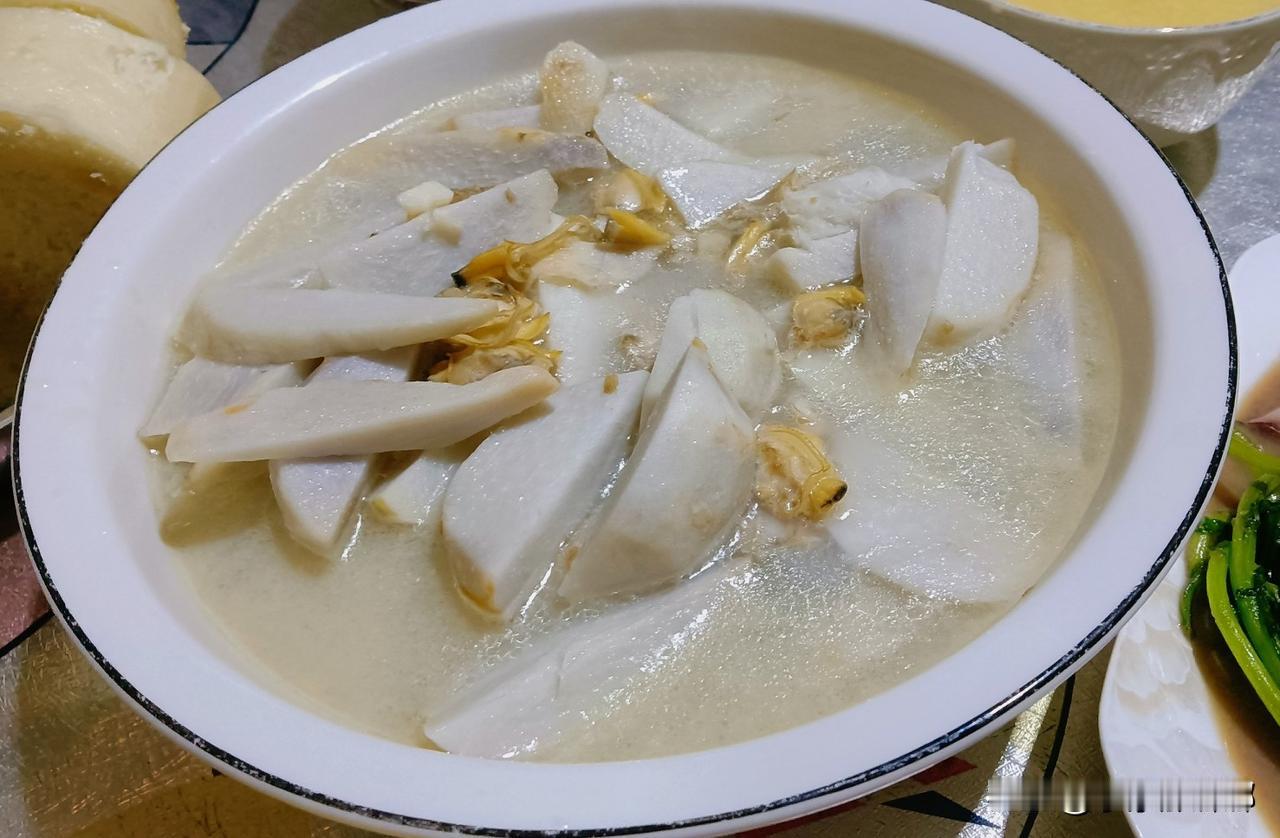 今晚，即墨农村老李家的晚饭。芋头炖蛤蜊肉笔管鱼炒茼蒿小米粥——就这