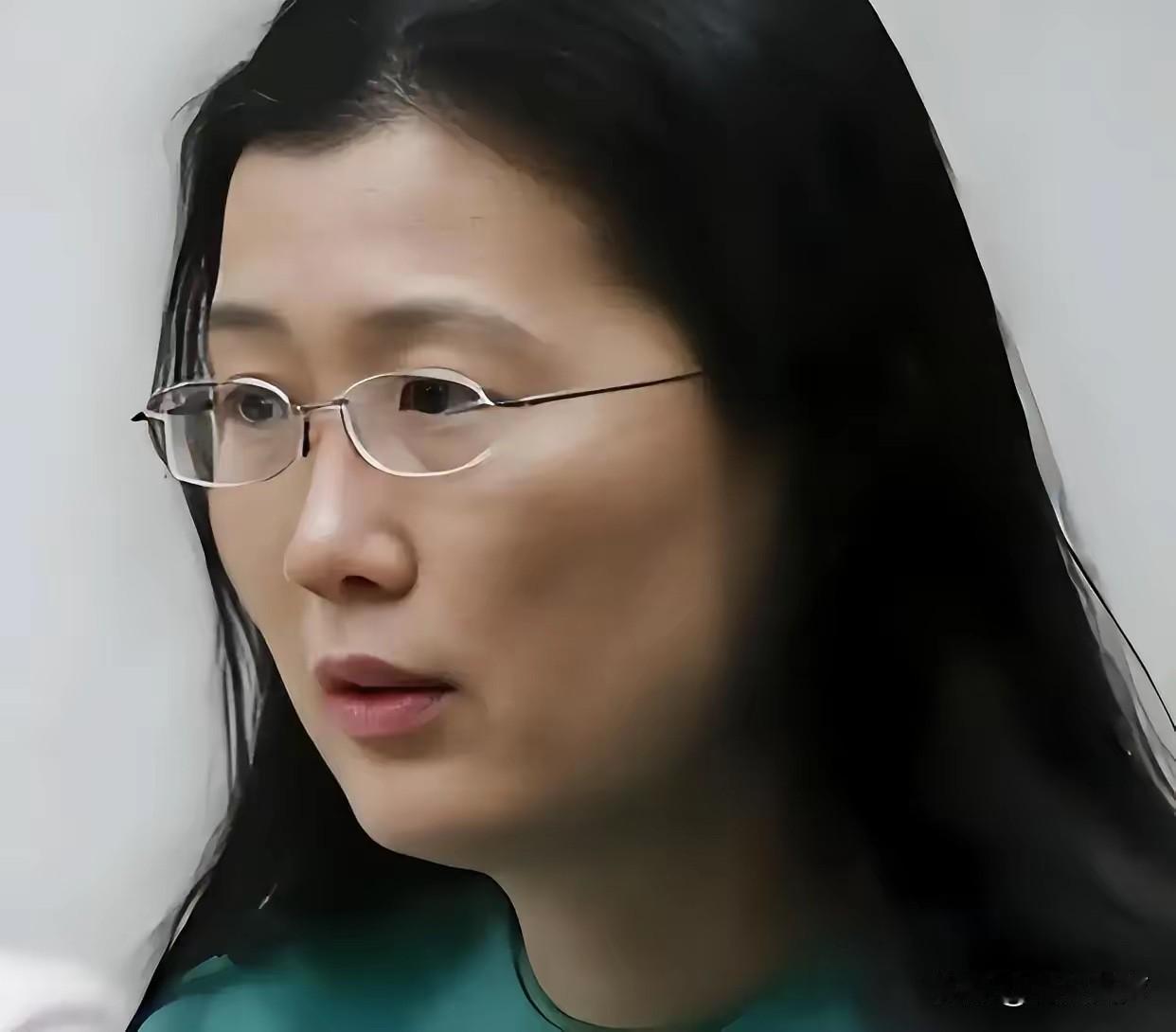 北大化学才女李天乐：潜伏在顶级药企十年，她利用职务之便，将其清华丈夫一点点“熬”