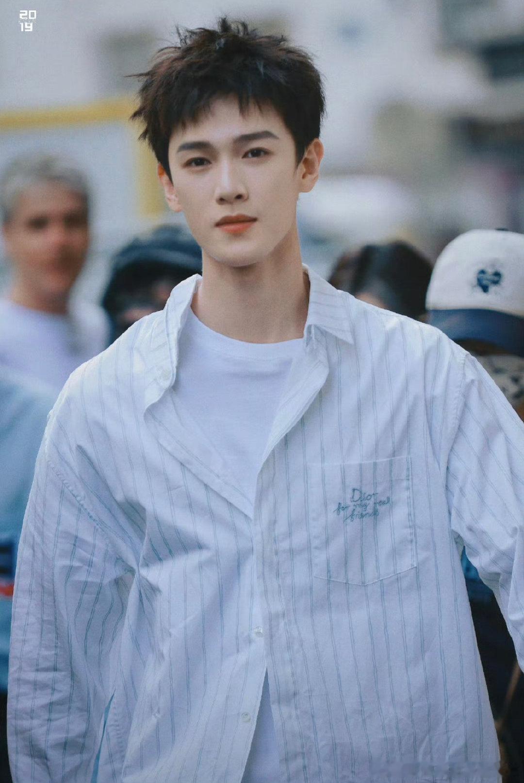 李昀锐在巴黎街头，真像一股清新的风李昀锐巴黎时装周DIOR秀​​​